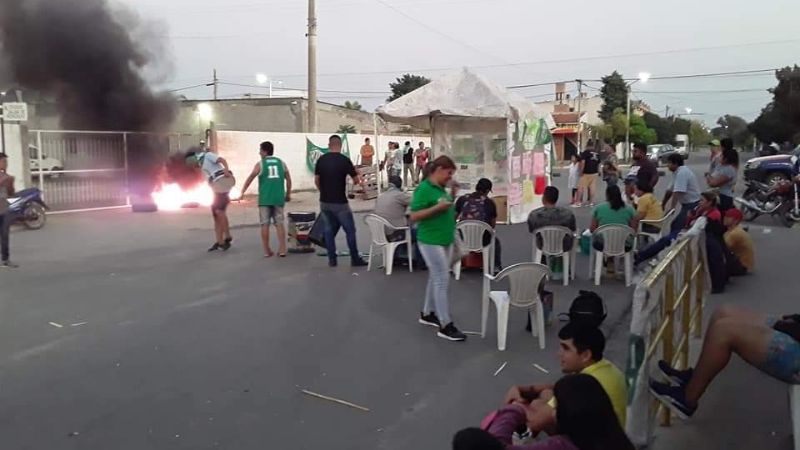 Cesanteados bloquearon la salida de camiones en Obras Públicas