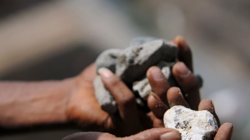 Dos aprehendidos y un demorado por arrojar piedras a viviendas