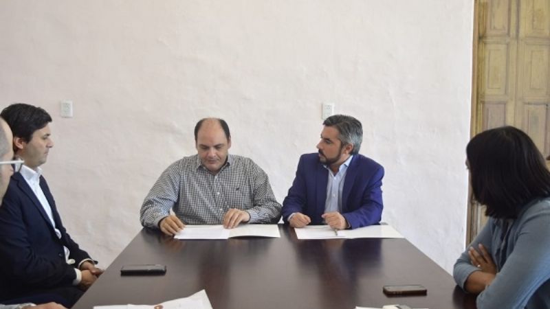 Gustavo Saadi firmó un acuerdo con la Facultad de Derecho