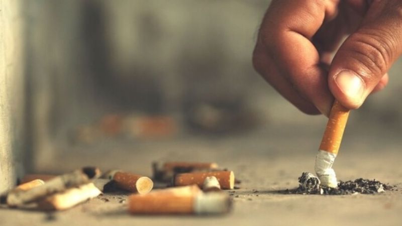 Tirar una colilla de cigarrillo en la vía pública podría costar 18 mil pesos