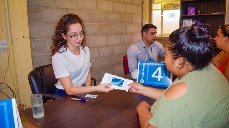 Desarrollo Social entrega la tarjeta alimentaria en el interior