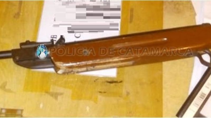 Disparó con un aire comprimido contra la casa de una mujer