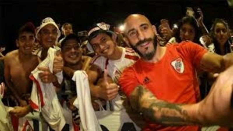 Miles de tucumanos recibieron a River con una fiesta