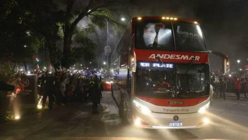 Miles de tucumanos recibieron a River con una fiesta