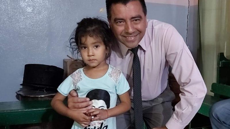 Histórico: niña de 4 años garantiza las clases en escuela sin alumnos