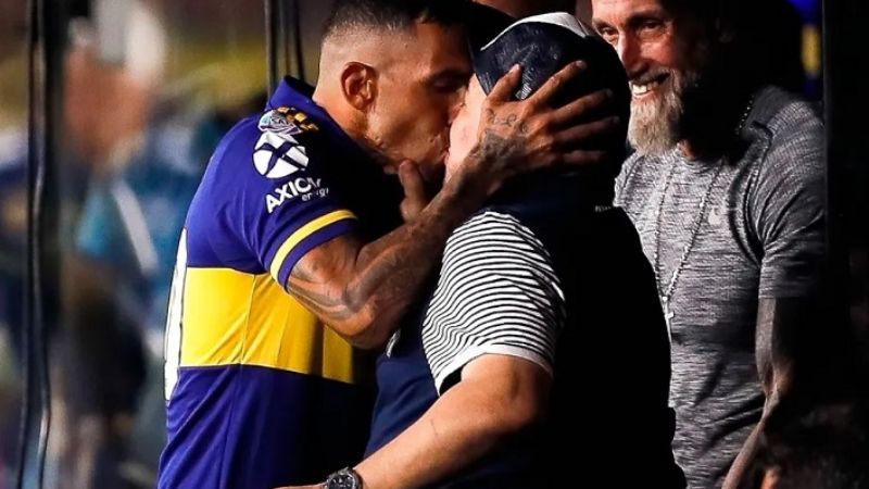 Diego Maradona cumplió y le dio un “pico” a Tevez