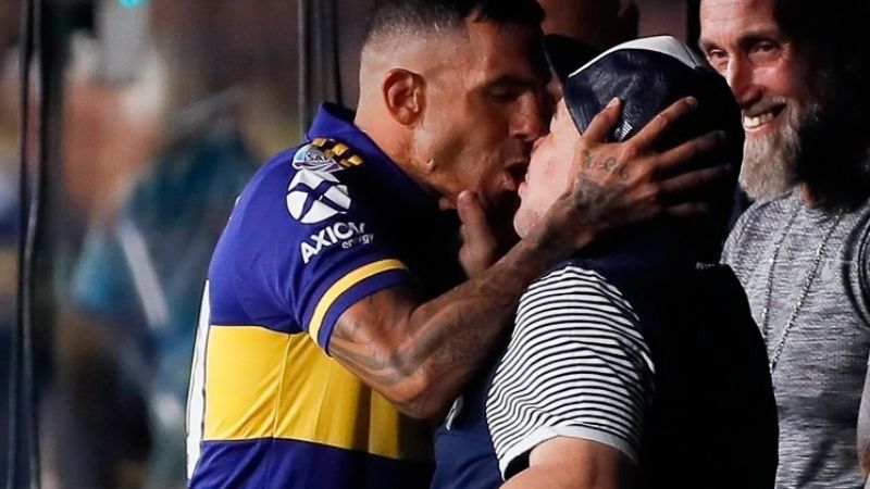 Diego Maradona cumplió y le dio un “pico” a Tevez