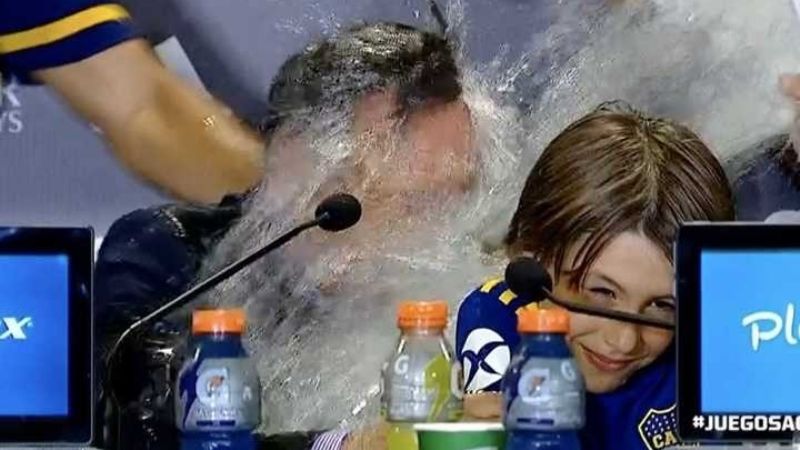 Los jugadores festejaron con Russo en medio de la conferencia