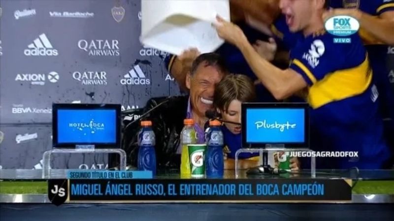 Los jugadores festejaron con Russo en medio de la conferencia