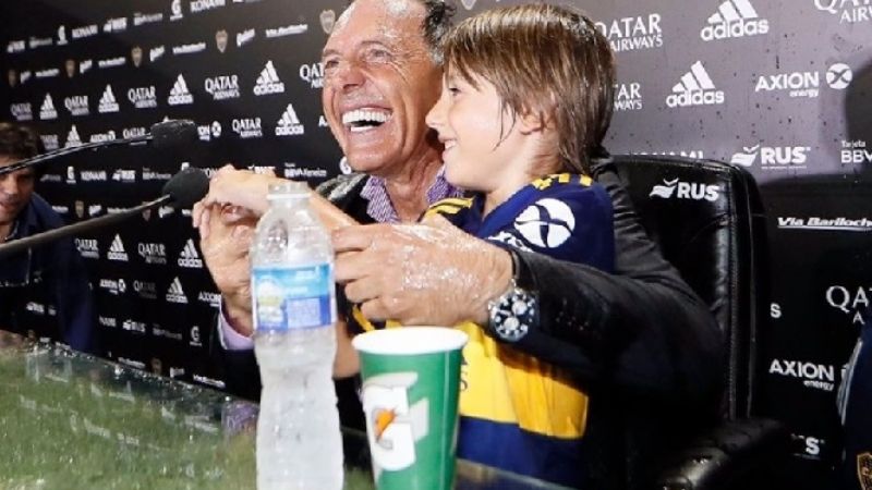 Los jugadores festejaron con Russo en medio de la conferencia