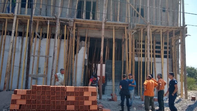 Construcción de edificio de alto riesgo eléctrico en Pozo El Mistol