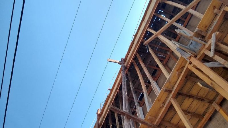 Construcción de edificio de alto riesgo eléctrico en Pozo El Mistol