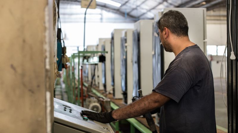 Nueva NEBA comenzó la producción de las primeras 2500 heladeras y freezers