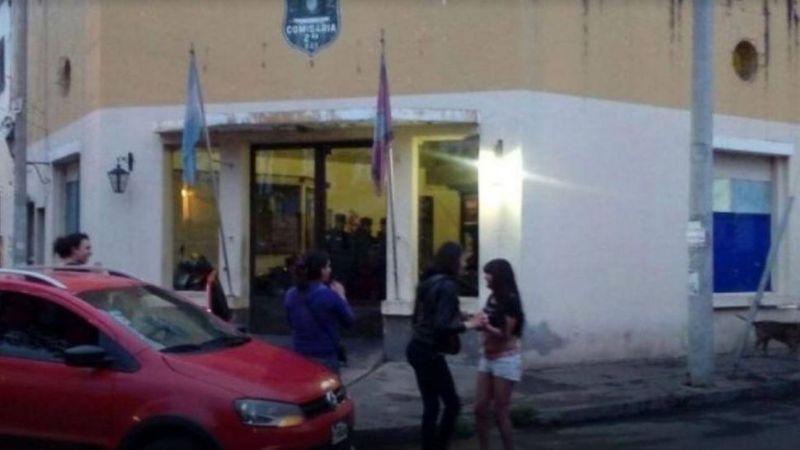 Entregaba a sus hijas de 7 y 10 años para que jubilado las violara por 100 pesos