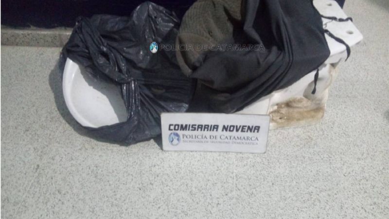 Lo sorprenden en la calle llevando un inodoro y una pileta