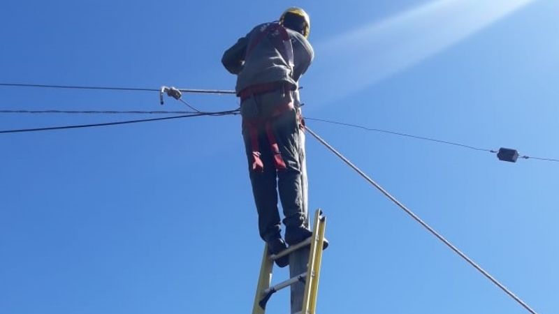 Después de 6 meses varias poblaciones recuperan la energía eléctrica