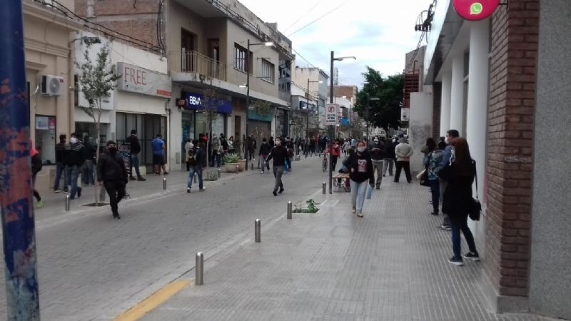 Ni la lluvia los detiene: la cuarentena no se nota en las calles