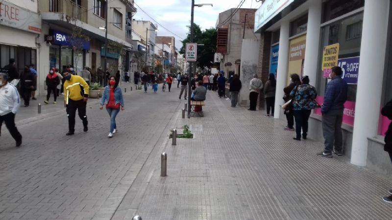 Ni la lluvia los detiene: la cuarentena no se nota en las calles
