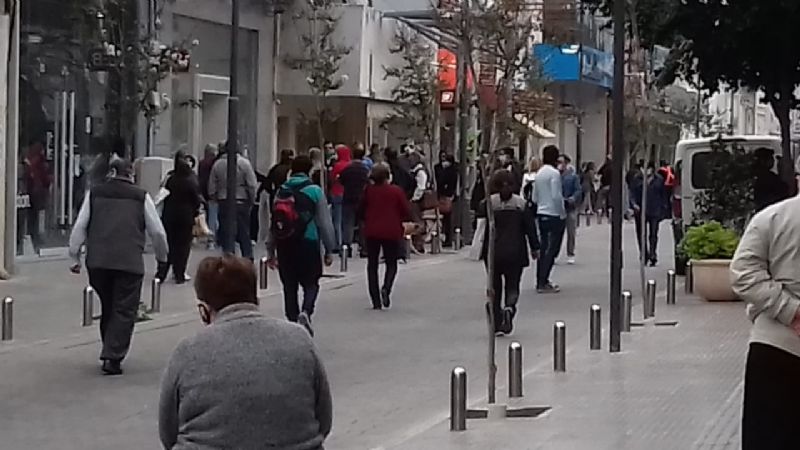 Ni la lluvia los detiene: la cuarentena no se nota en las calles