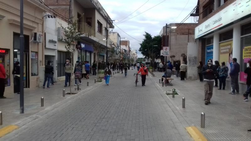 Ni la lluvia los detiene: la cuarentena no se nota en las calles