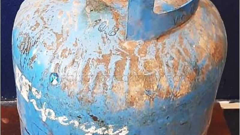 Los descubrieron tomando en la calle y amenazaron con prender fuego una garrafa