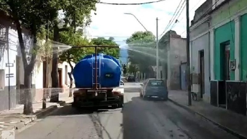 Adaptan camión para mejorar la desinfección de calles y veredas