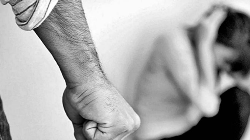 Le pegó a su suegra