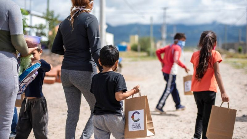 El Ministerio de Cultura y Turismo entregó más kits de manualidades y lectura para chicos