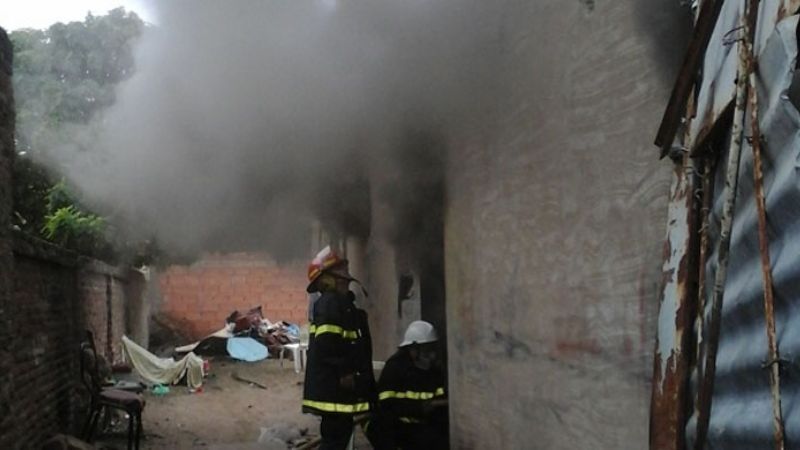 Voraz incendio en una precaria vivienda de Valle Viejo