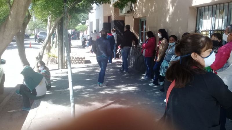 Interminables filas para pagar cuentas con efectivo