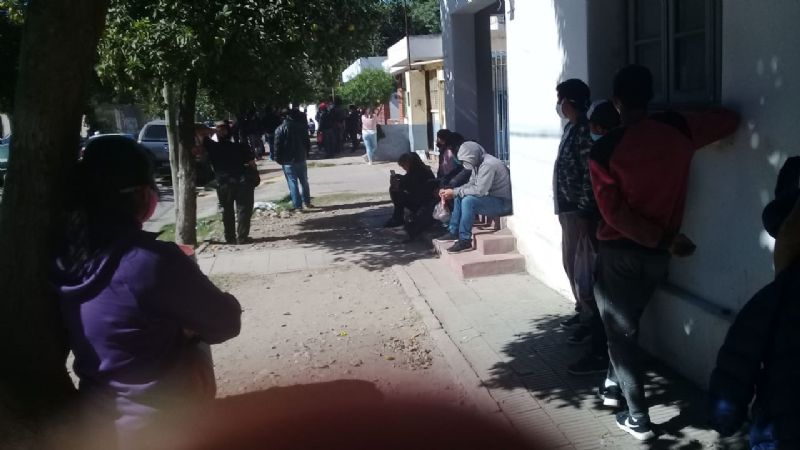 Interminables filas para pagar cuentas con efectivo