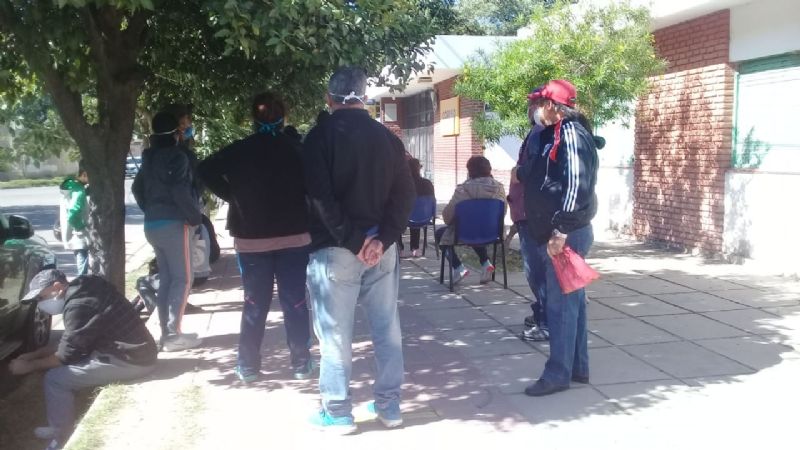 Interminables filas para pagar cuentas con efectivo