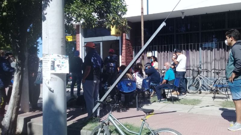 Interminables filas para pagar cuentas con efectivo