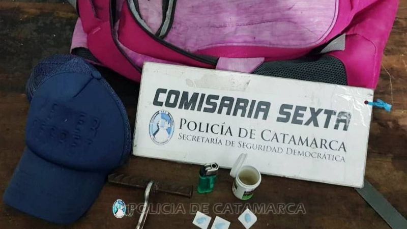 Detienen a dos jóvenes con un cuchillo y un frasco con tres pastillas