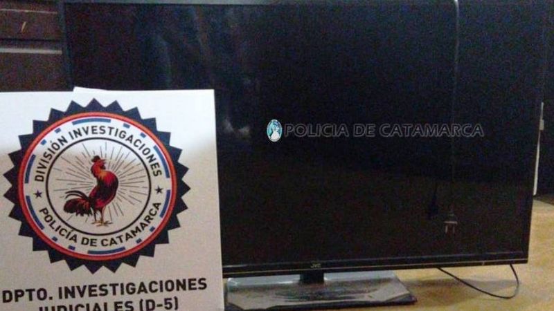 Policías encontraron en un descampado un televisor, una guitarra y un amplificador