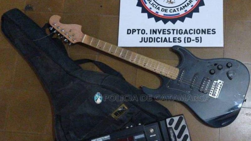 Policías encontraron en un descampado un televisor, una guitarra y un amplificador