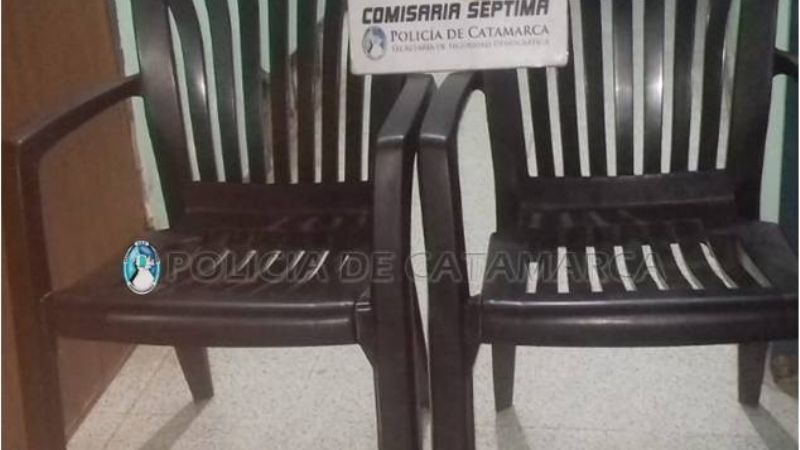 Robó dos sillas y policías lo atraparon cuando las trasladaba