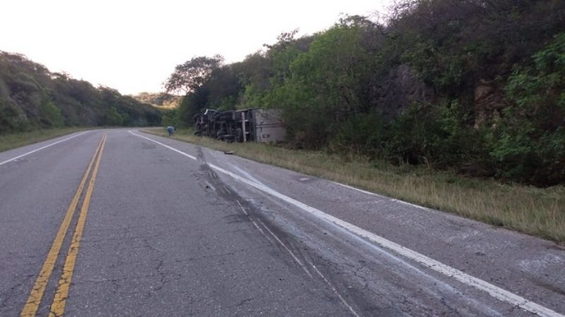 Volcó un camión en El Totoral