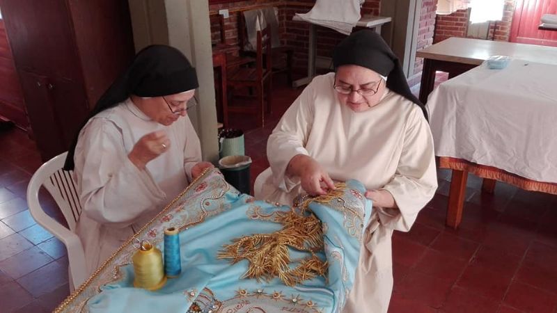 La Virgen ya luce el nuevo manto con un signo por la pandemia