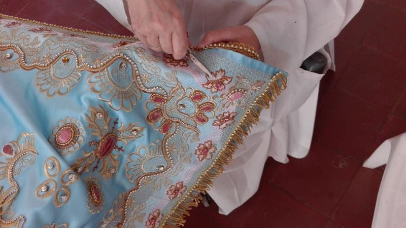 La Virgen ya luce el nuevo manto con un signo por la pandemia