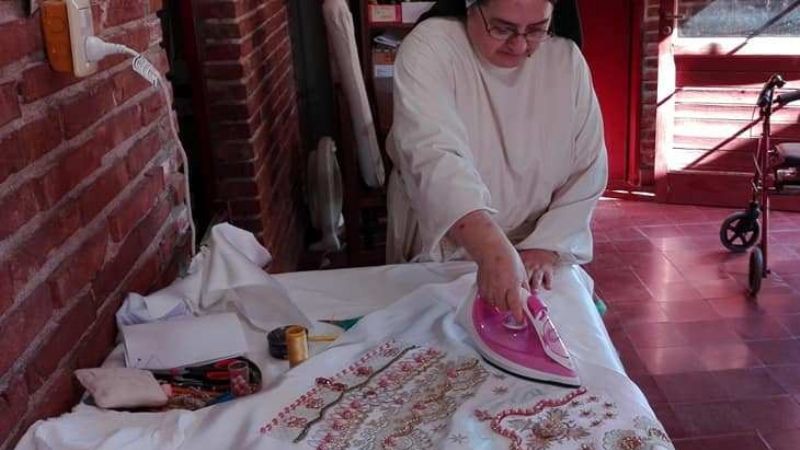 La Virgen ya luce el nuevo manto con un signo por la pandemia