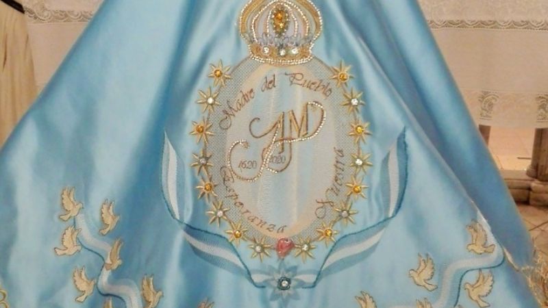 La Virgen ya luce el nuevo manto con un signo por la pandemia