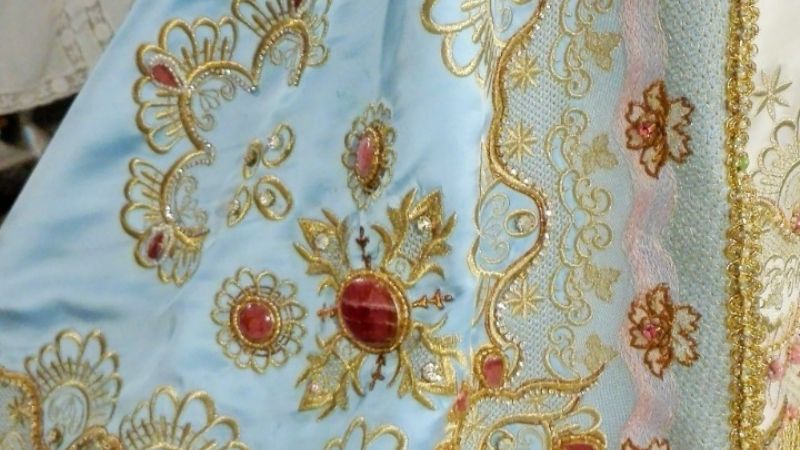 La Virgen ya luce el nuevo manto con un signo por la pandemia
