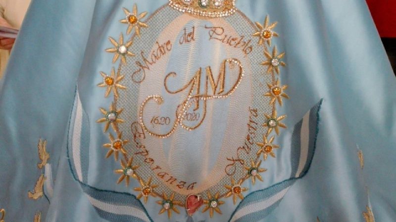 La Virgen ya luce el nuevo manto con un signo por la pandemia