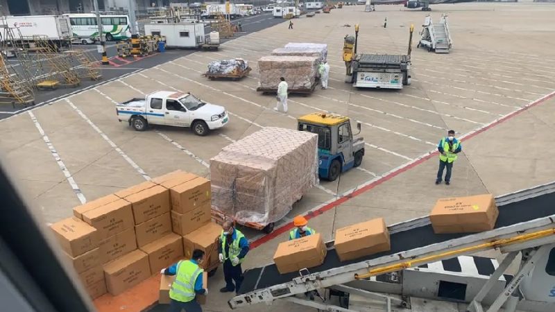 Llegó el primer avión de China con de insumos médicos