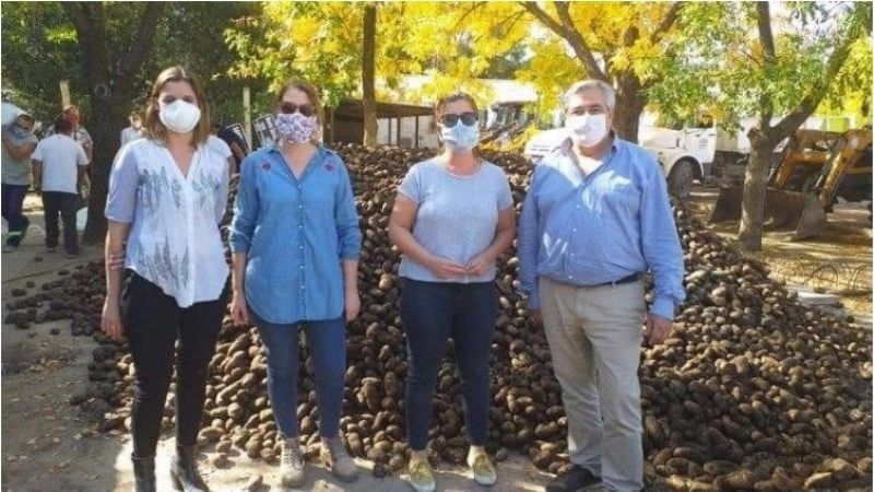 Intendente de Cambiemos arrojó papas al piso para los vecinos en plena cuarentena