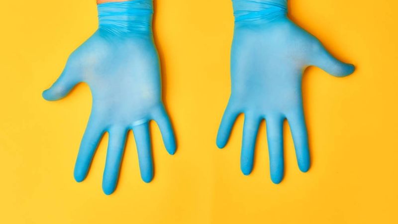 Los guantes desechables son menos seguros de lo que se cree
