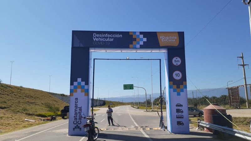 Instalan un arco de desinfección de vehículos en la Capital