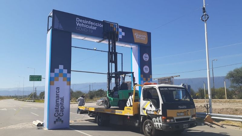 Instalan un arco de desinfección de vehículos en la Capital