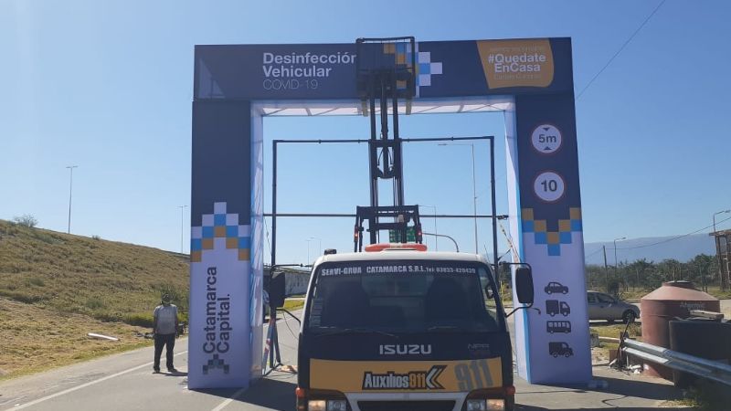 Instalan un arco de desinfección de vehículos en la Capital
